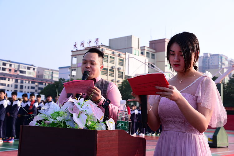 主持人劉輝輝、陳佳林老師宣布運(yùn)動(dòng)會(huì)開始.jpg