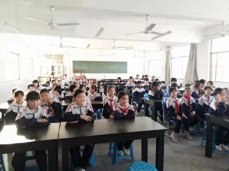 關(guān)愛女生，呵護(hù)成長——2018年下學(xué)期 《女生青春期生理衛(wèi)生保健》講座